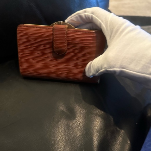 LV EPI kiss lock preloved brown wallet good condition see photos - Picture 10 of 10